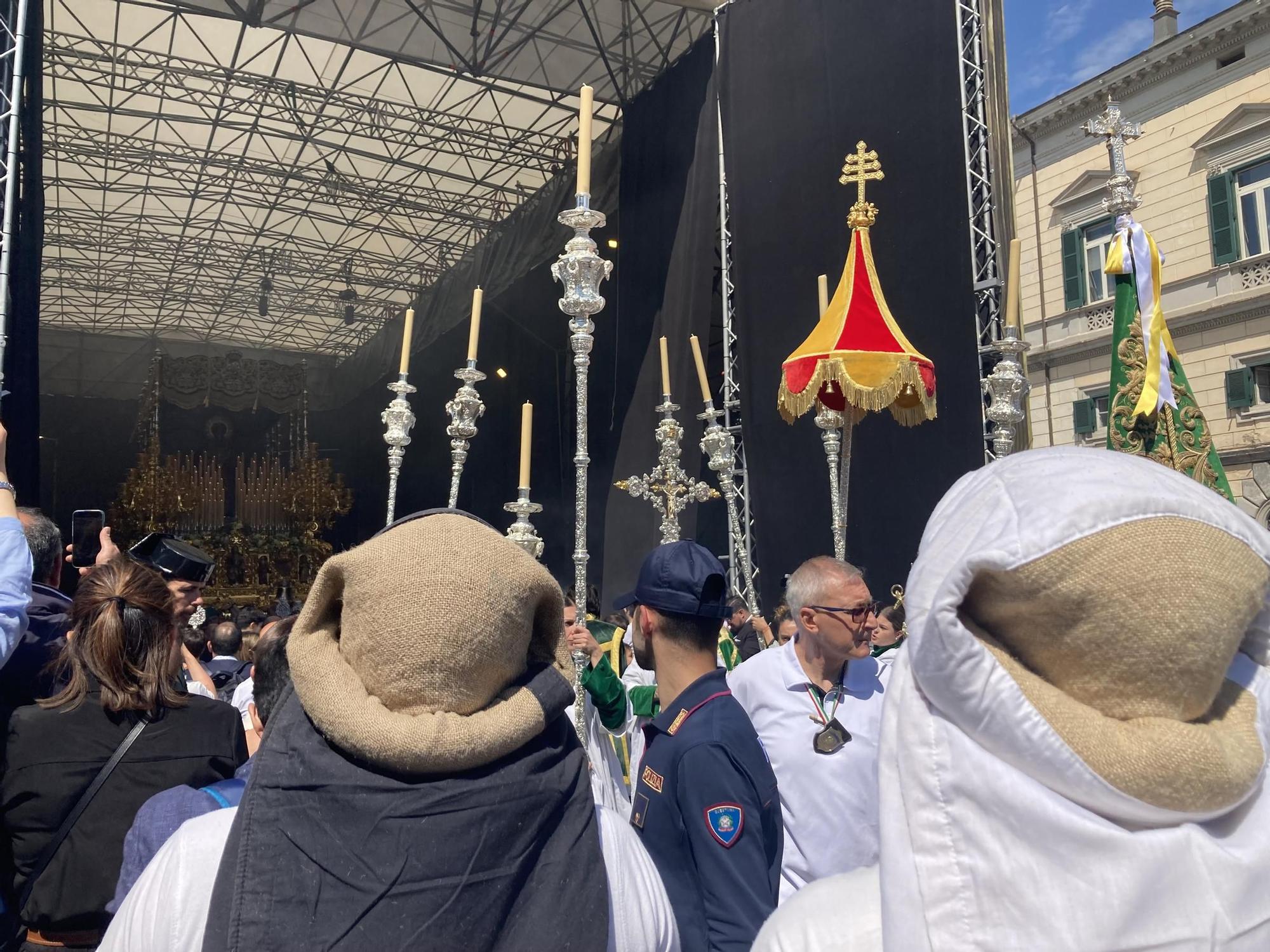 Costaleros de El Cachorro frente a la Virgen de la Esperanza