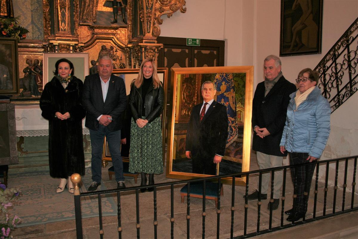 El presidente de Honor del Paso Azul, José Antonio Muja García, hacía entrega de su retrato, obra de José López Gimeno.
