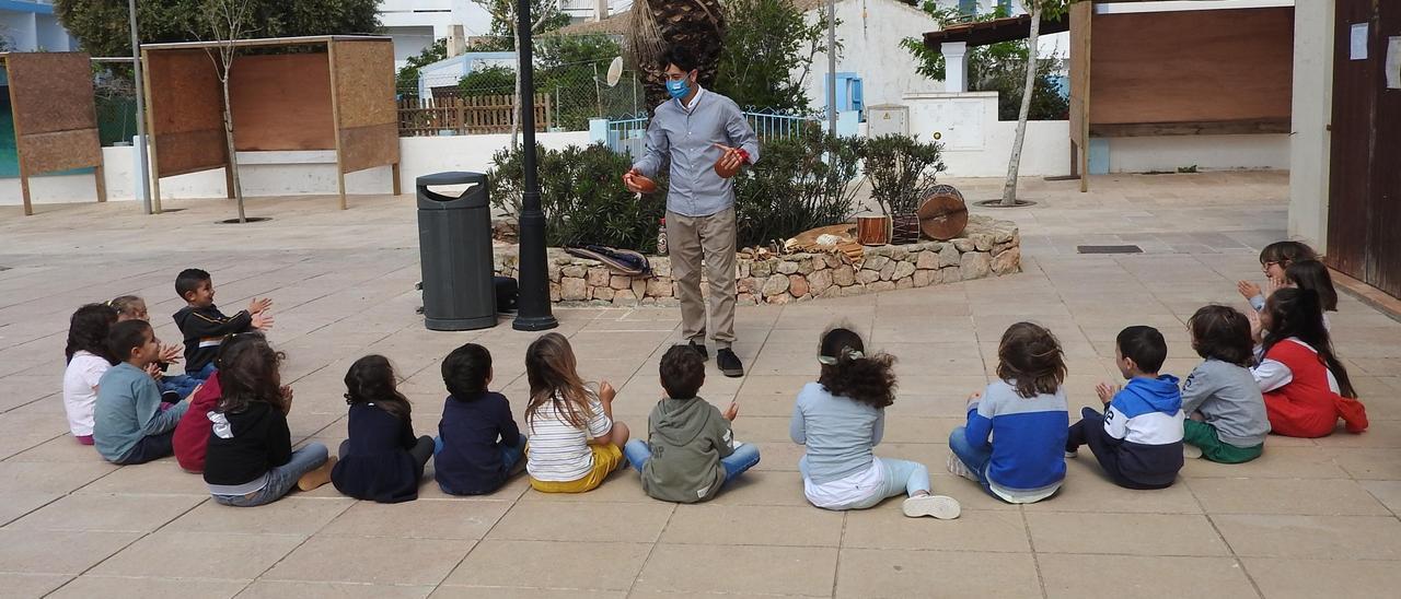 Els petits alumnes de l’escola Sant Ferran atenen Càndid Trujillo.