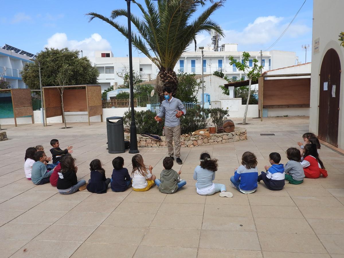 Els petits alumnes de l’escola Sant Ferran atenen Càndid Trujillo.
