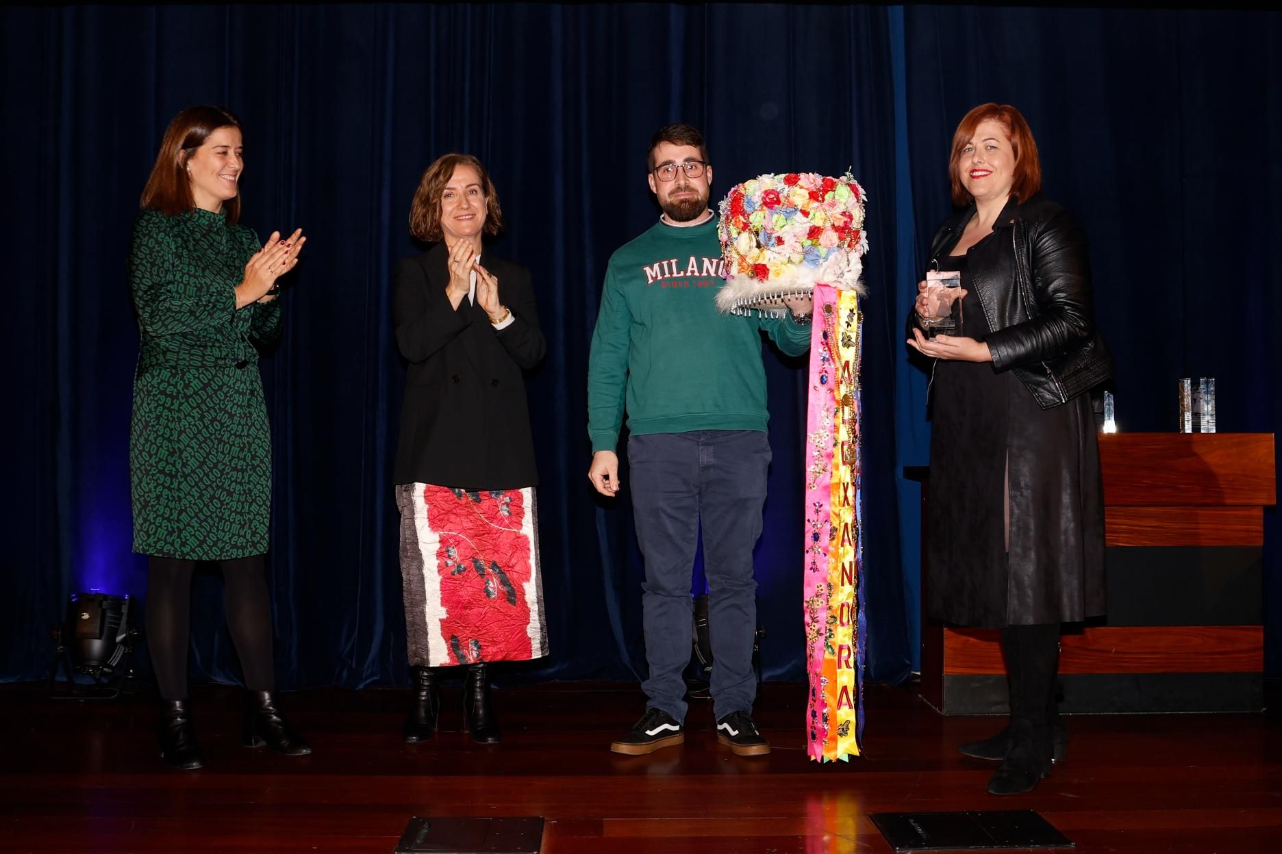 Los premios Emilia Pardo Bazán reconocieron a la escritora María Oruña, la asociación de redeiras Atalaia y el Entroido de Cobres