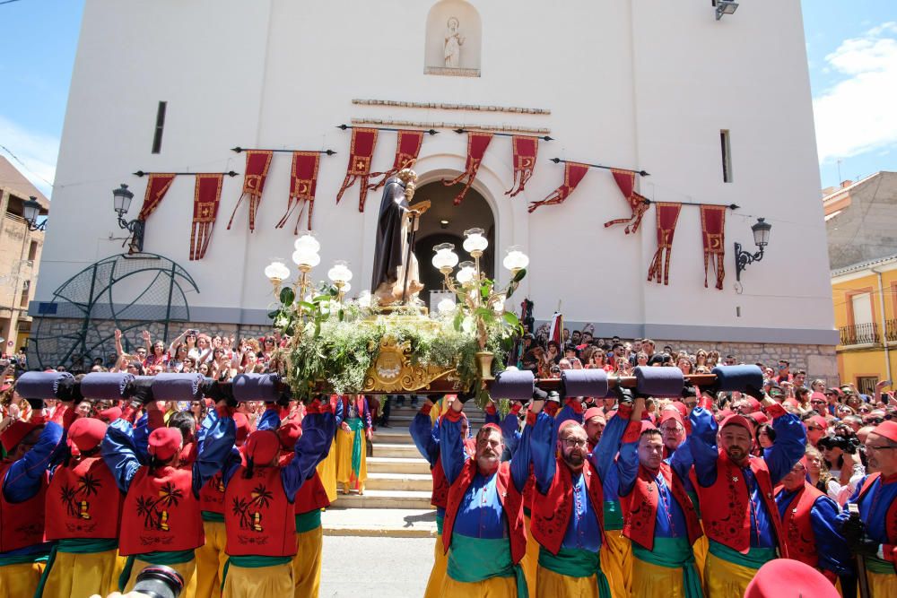 La imagen de San Antón vuelve a presidir el altar mayor de la iglesia de Santa Ana.