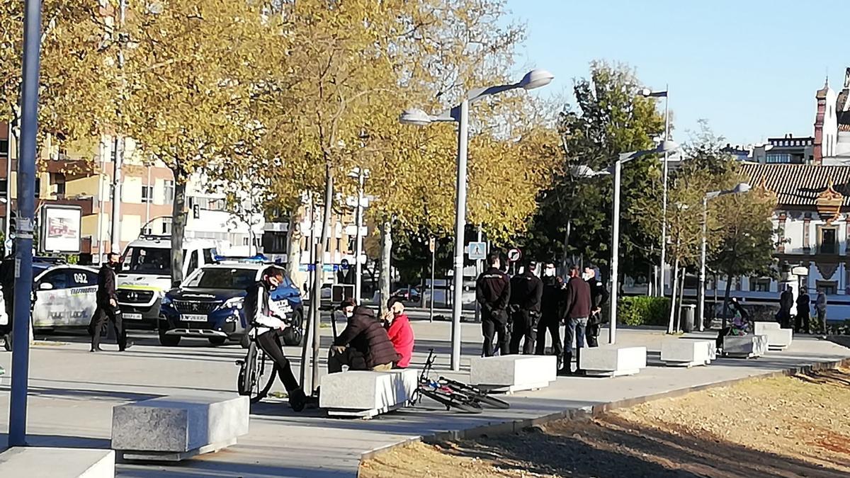Agentes de la Policía interceptan a un conductor que circulaba en sentido contrario en el Pretorio.