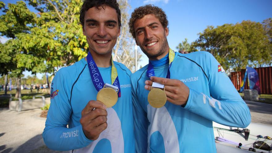 Xammar y Rodríguez, con la medalla de oro lograda en la Copa del Mundo de Miami el pasado año. // © Marta Debska/RFEV