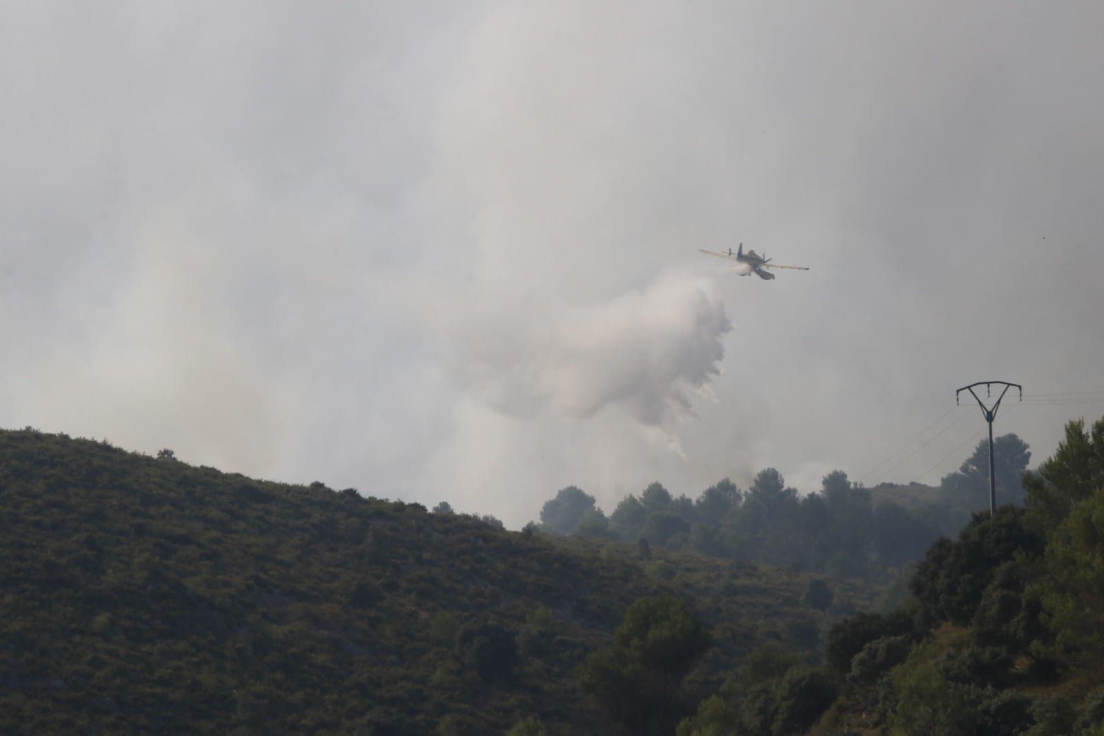 El incendio en la Vall d'Ebo calcina 2.200 hectáreas y se estudian desalojos