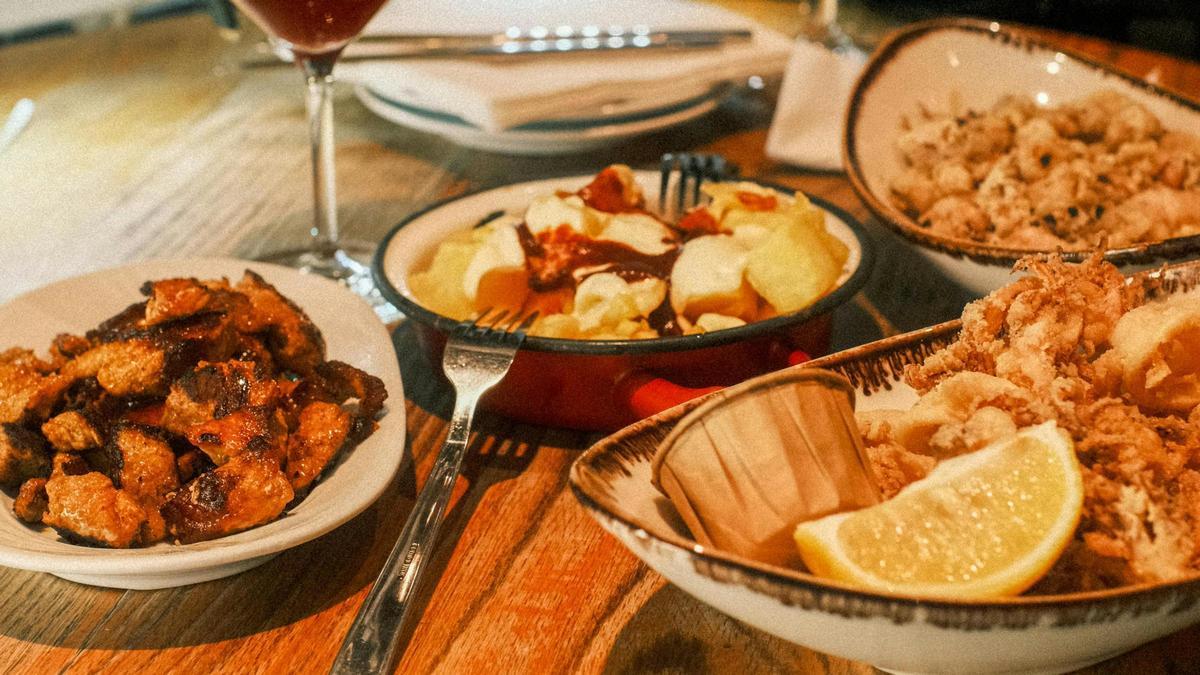 Tapas españolas en la mesa de un restaurante.