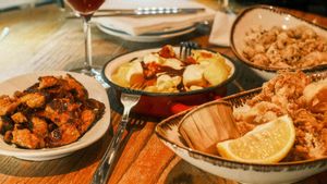 Tapas españolas en la mesa de un restaurante.