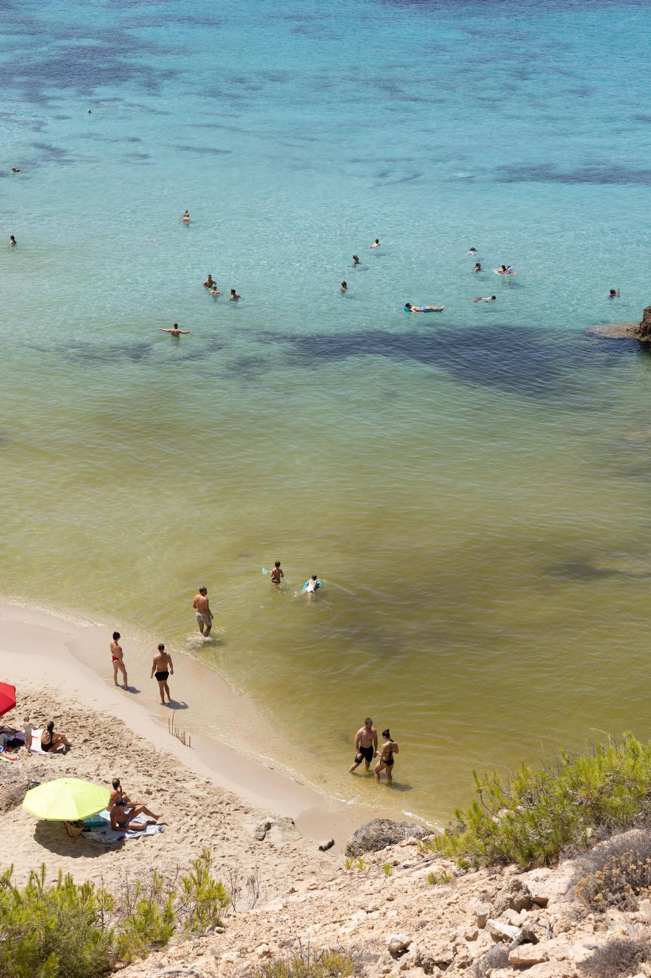 Aquí están todas las fotos de la instalación de bombas para evitar manchas de microalgas en Cala Tarida