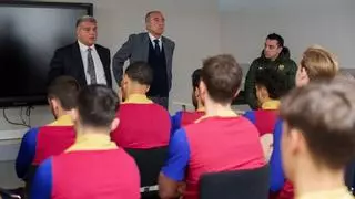 Laporta baja al barro para salvar a Xavi