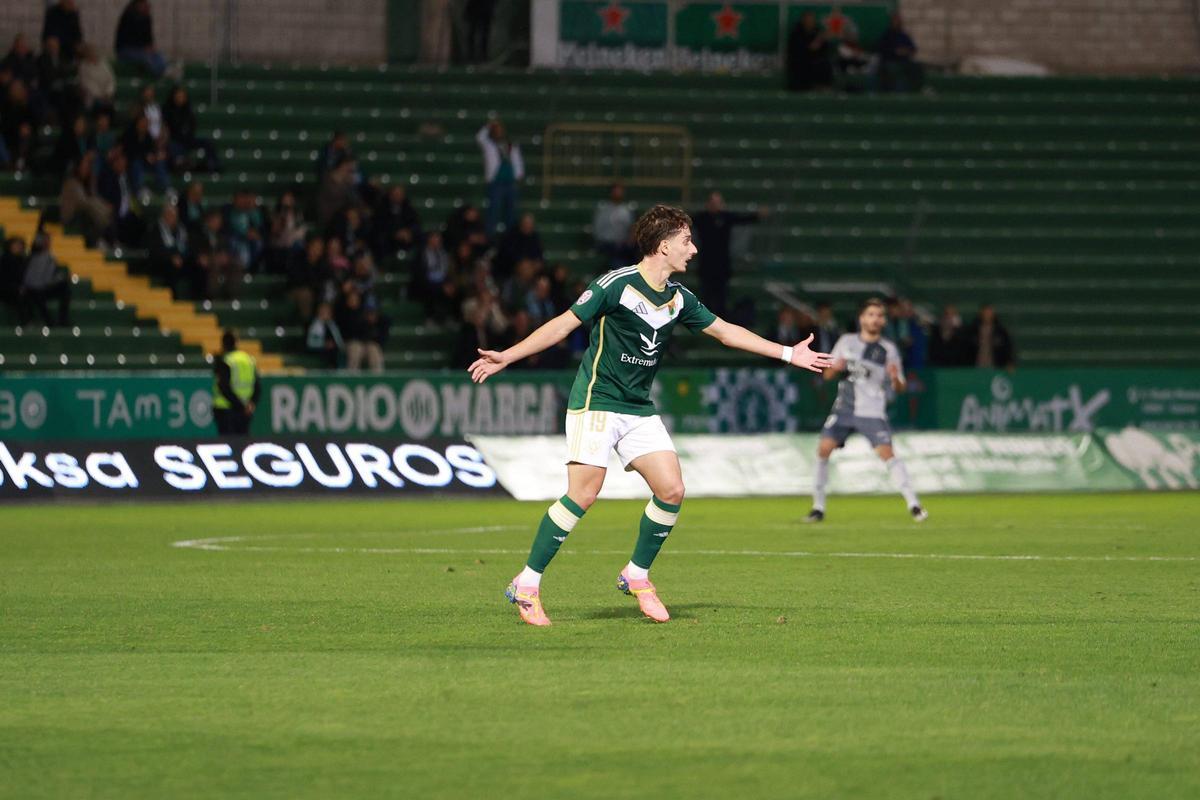 César Gómez, en un partido de esta temporada con el Cacereño.