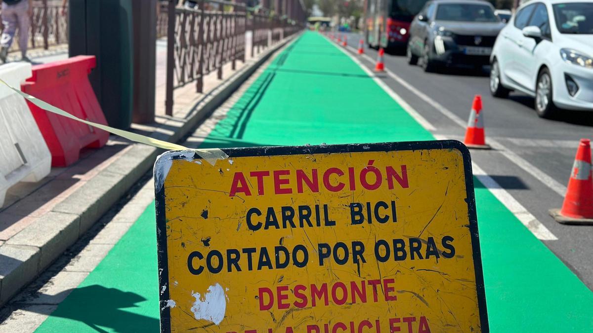 Trabajos de pintura del carril bici en el puente de San Telmo