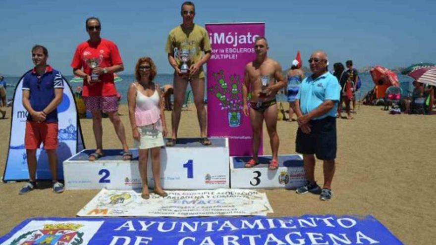 Más de 200 personas participan en Playa Paraíso en la travesía a nado a beneficio de la Asociación Esclerosis Múltiple