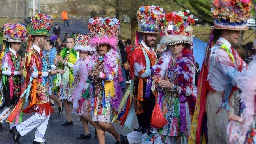 Madamas e Galáns, los elegantes personajes del Entroido de Cobres, en la &quot;Corrida do galo&quot;. // G. Santos