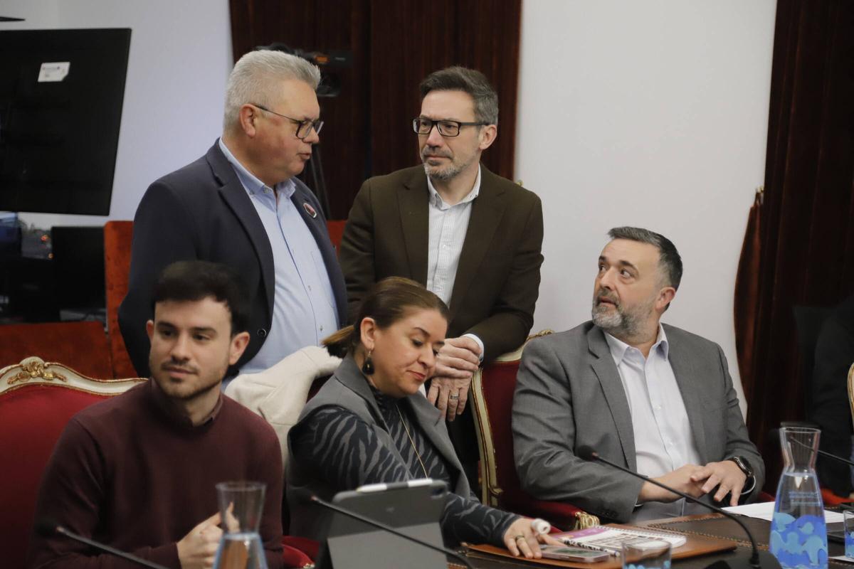 Diputados del PSOE (de pie) conversan en presencia de los portavoces de IU y Vox en el Pleno de este miércoles.