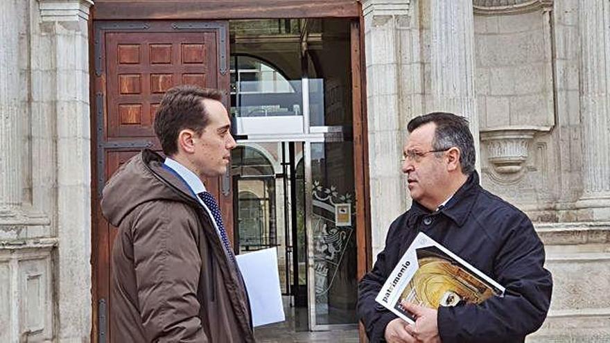 El alcalde, Luciano Huerga, y el procurador José Ignacio Martín Benito antes de reunirse con Javier Ortega.