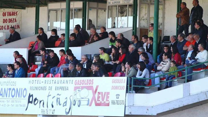 Seguidores del Club Deportivo Lalín en un partido anterior disputado en el Cortizo. // Bernabé/Gutier