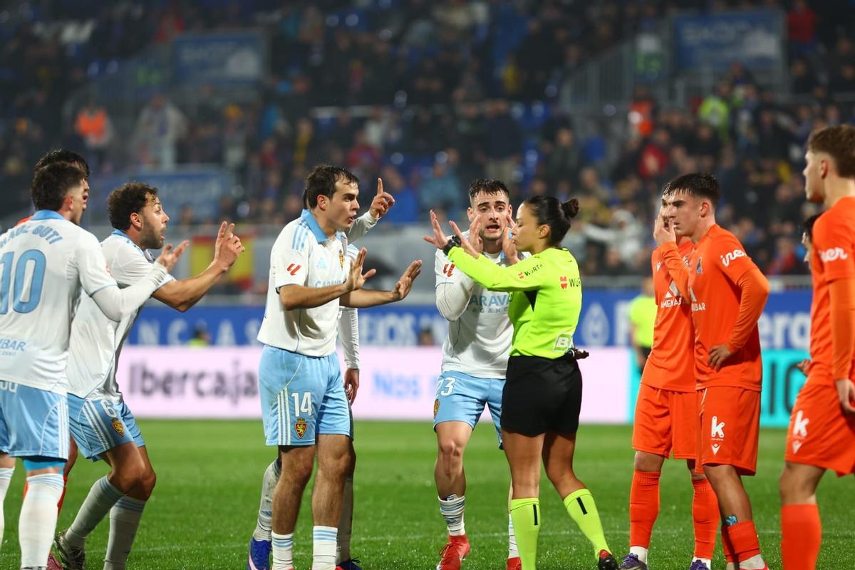 Francho Serrano dialoga con la árbitra Marta Huerta de Aza tras el gol anulado a Toni Moya.