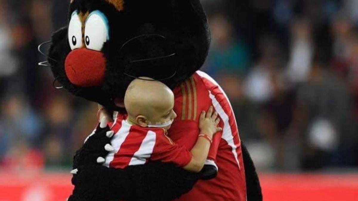 El pequeño Bradley Lowery abraza a la mascota del Sunderland en los prolegómenos del partido ante el Everton.