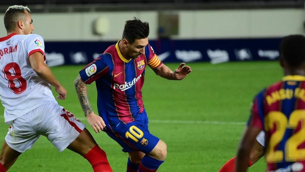 Messi regateando a Joan Jordán