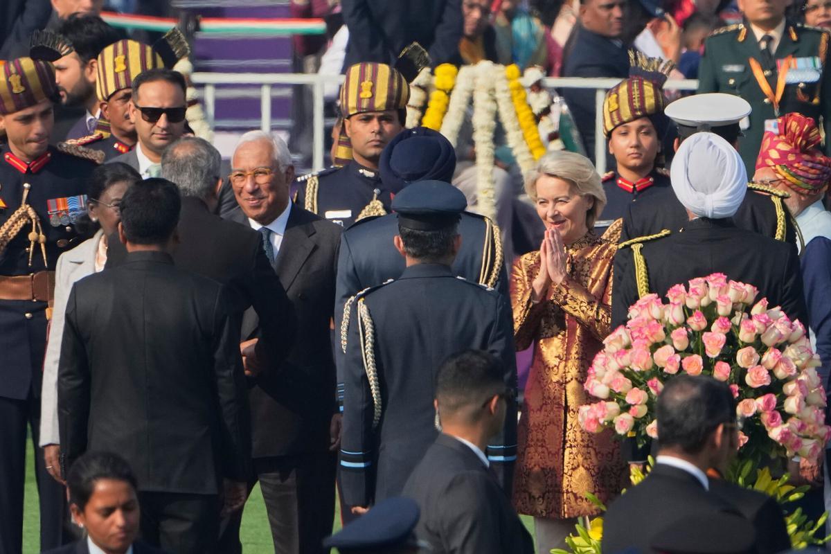 El presidente del Consejo Europeo, Antonio Costa, en el centro a la izquierda, y la presidenta de la Comisión Europea, Ursula von der Leyen, saludan a los funcionarios a su llegada al desfile del Día de la República en Nueva Delhi, India.