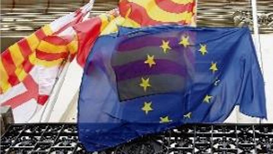 Banderes europees a mig pal als ajuntaments