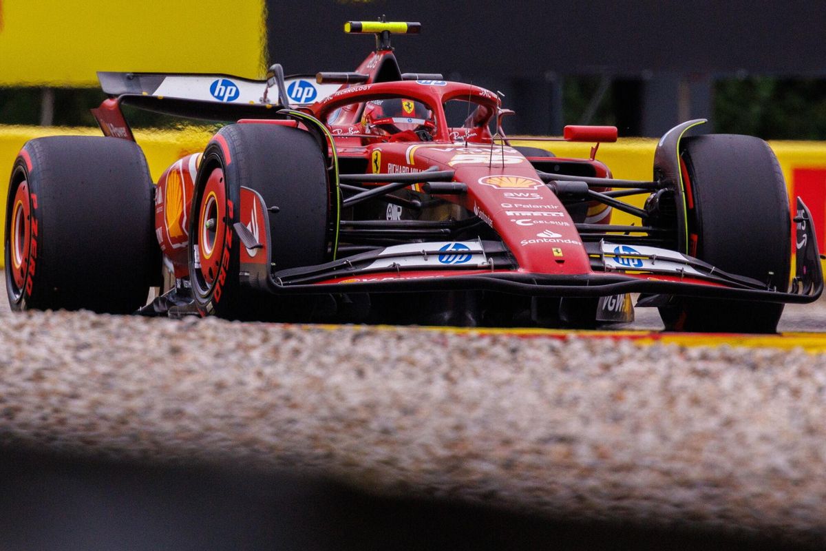 -FOTODELDÍA- Stavelot (Bélgica), 26/07/2024.- El piloto español Carlos Sainz Jr. (Ferrari), en acción durante los entrenamientos para el Gran Premio de Bélgica de Fórmula Uno en el circuito de Spa-Francorchamps, en Stavelot, Bélgica. EFE/OLIVIER MATTHYS