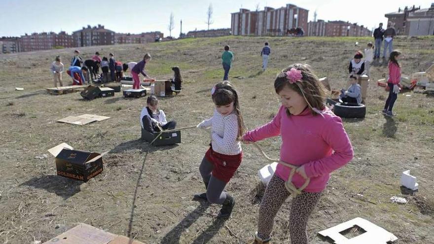 Algunos de los escolares que participaron en los juegos organizados por la asociación de vecinos.