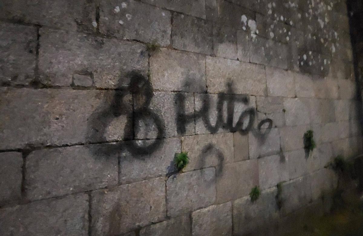 Uno de las pintadas que ha aperecido en la iglesia de Santa Susana, en la Alameda de Santiago