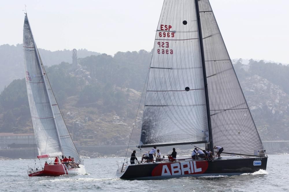 Inicio del Trofeo Príncipe de Asturias en Baiona - Arroutado, Movistar y Bunda ganaron la regata costera. Juan Carlos I navegará desde hoy en el Gallant