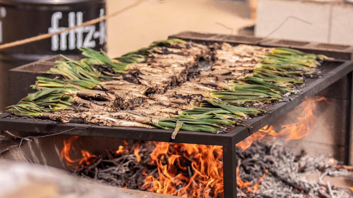 'Calçots' a la brasa en una edición anterior del festival de la barbacoa What the Foc!.