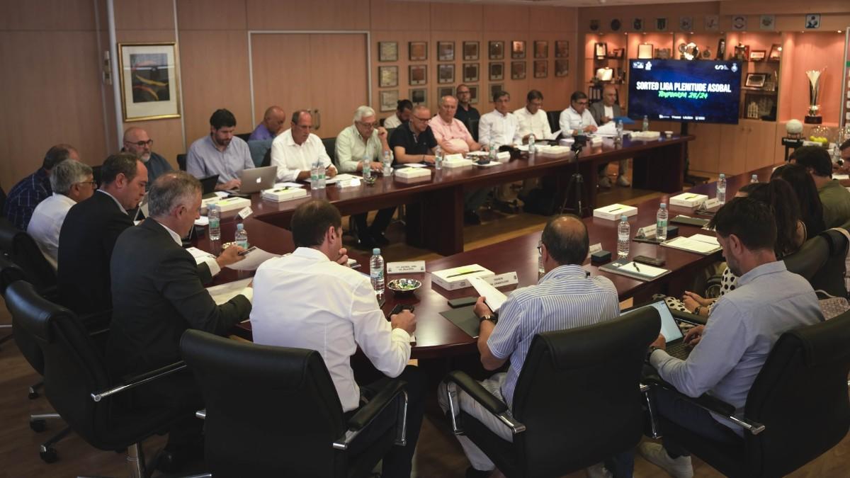 Los representantes de la liga, reunidos durante el sorteo