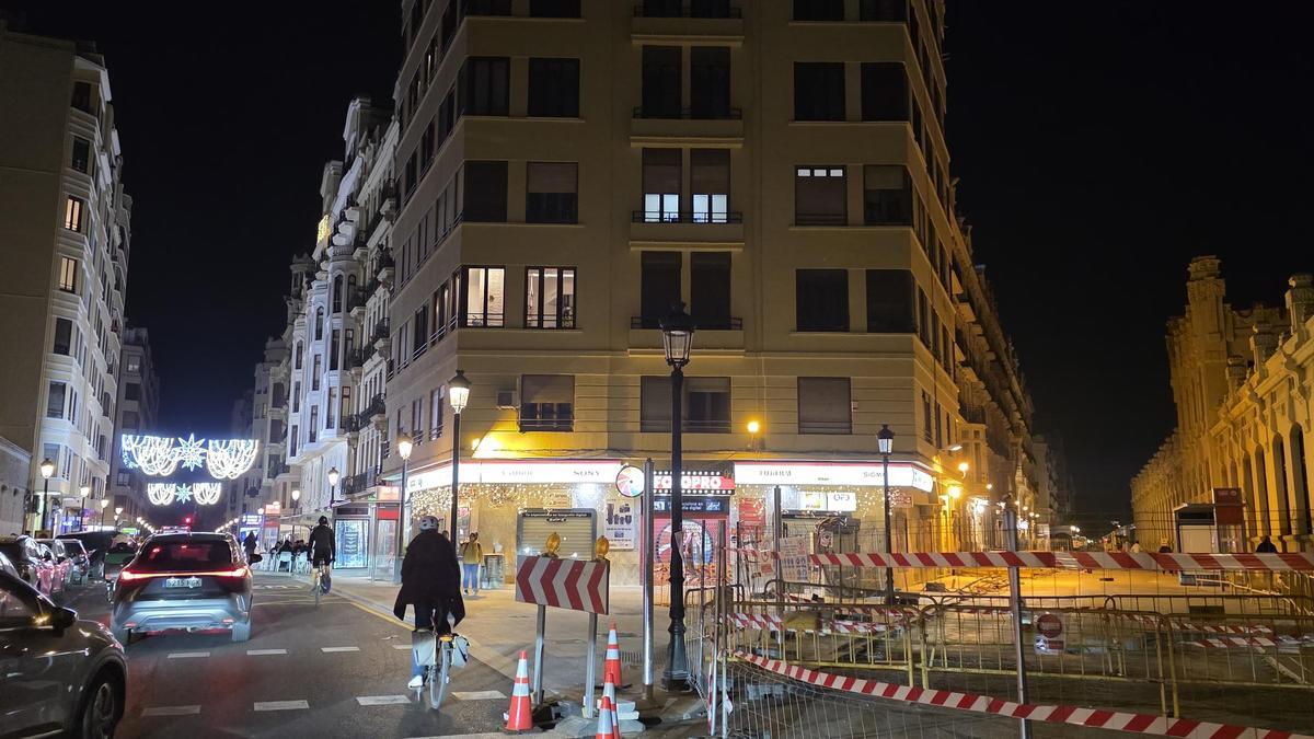 Contraste de las calles Castellón (izquierda), con luz de Navidad, y Alicante, aún cerrada