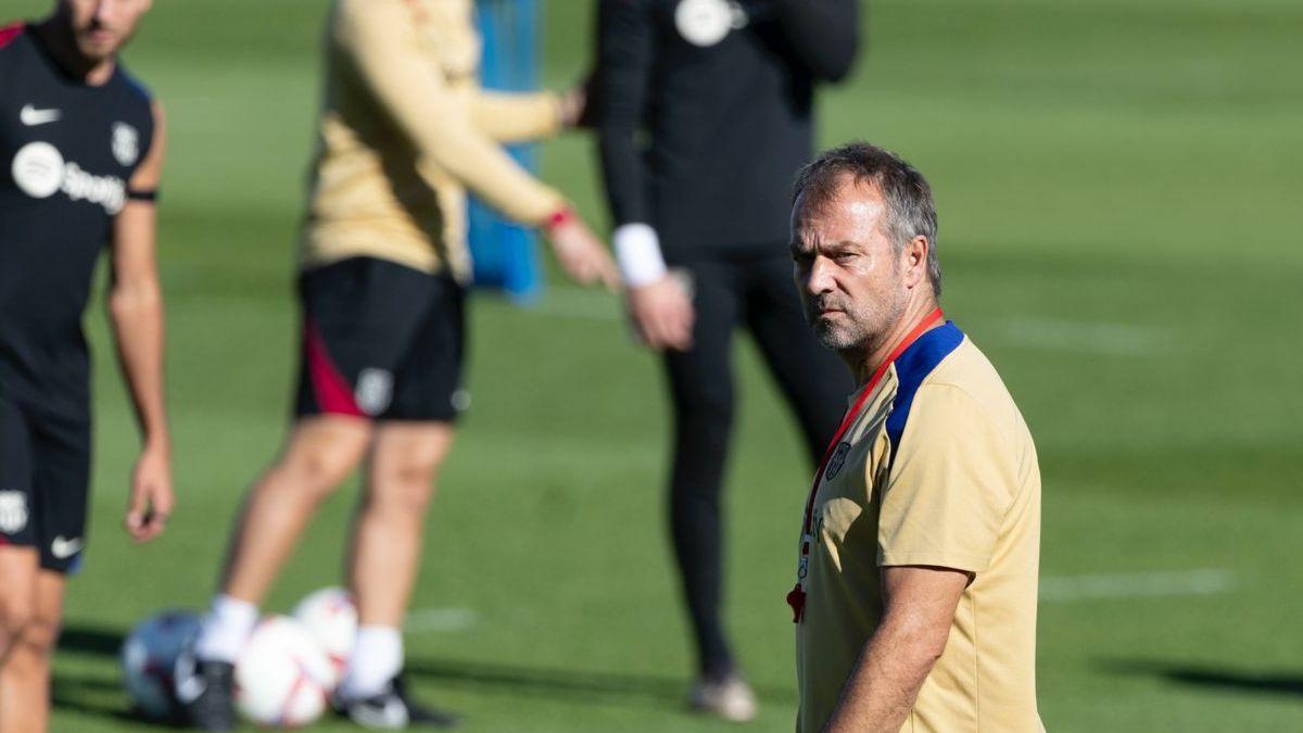 Hansi Flick en el entrenamiento previo al partido contra el Alavés