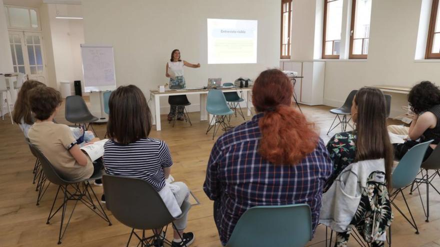 Nuria García Alonso de la Torre, al fondo, impartiendo el taller «Friendzone» para jóvenes, ayer, en la antigua Escuela de Comercio. | Juan Plaza