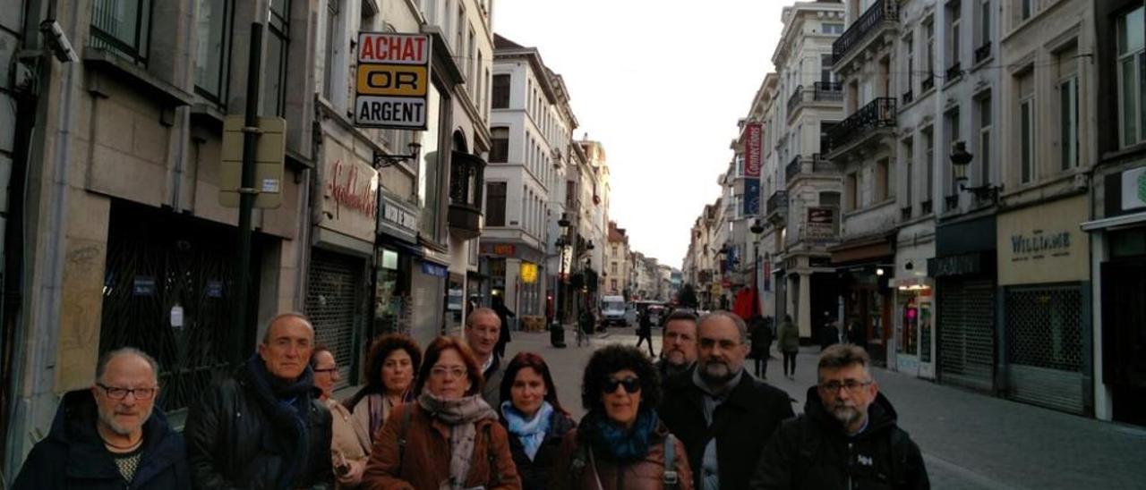 La delegacoón de la plataforma, caminando del Parlamento hasta su alojamiento. // M. G. M