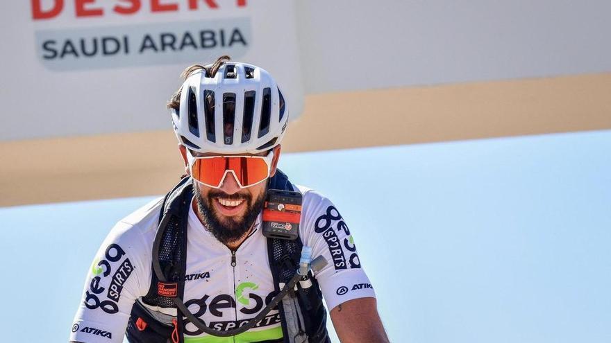 El malagueño Dimitri Craninx se recorrió el desierto de Arabia Saudí en Mountain Bike