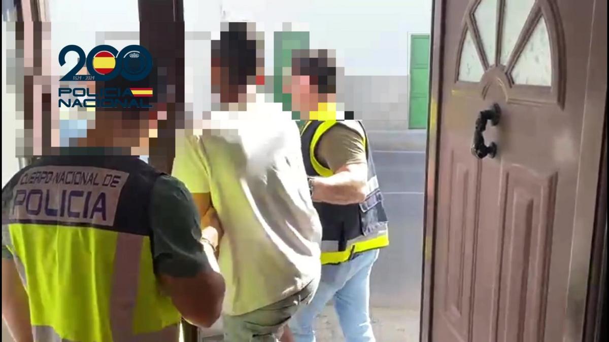 Dos agentes de la Policía Nacional detienen, en una vivienda de Arrecife, al autor de los robos