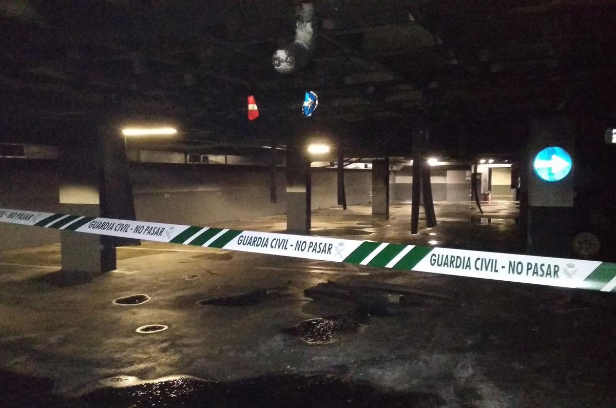 Arden dos vehiculos en el parking subterraneo del edificio Palenque de Priego