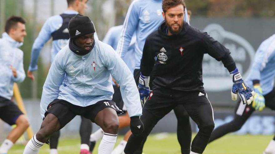 Sergio Álvarez, con Pione Sisto y Okay Yokuslu, en A Madroa. // Ricardo Grobas