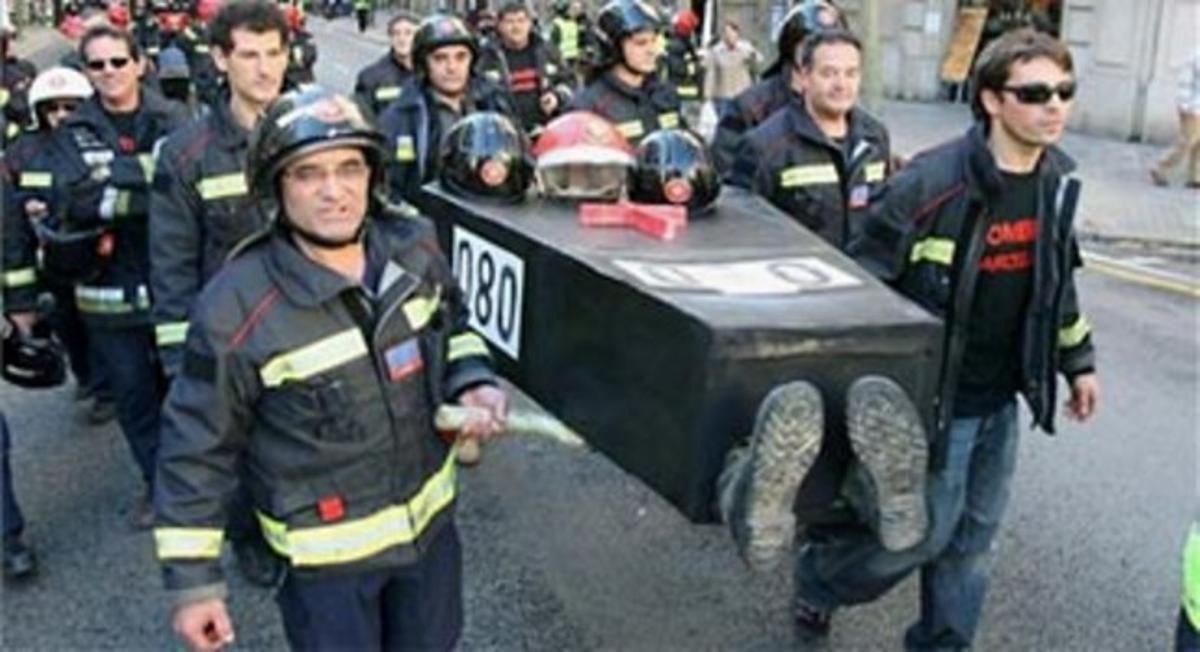 Diversos bombers, durant la manifestació. Diversos bombers, durant la manifestació.