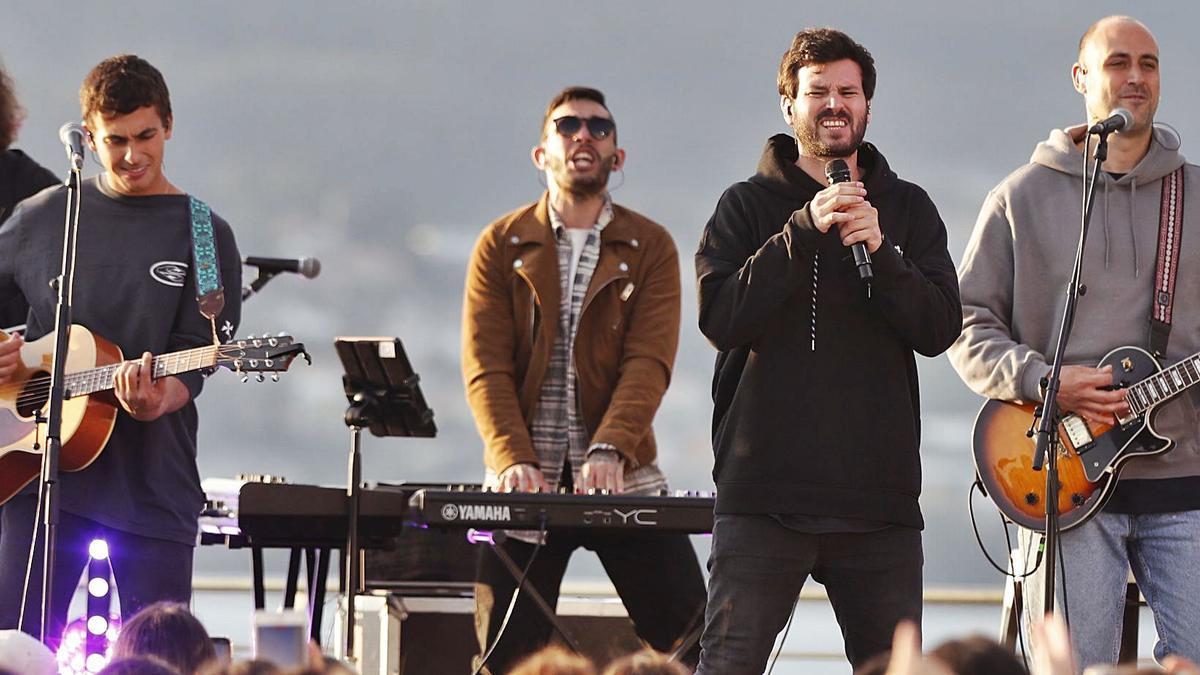 Taburete se entregó al público en su directo en Vigo ayer en la terraza del Auditorio Mar de Vigo.   | // RICARDO GROBAS