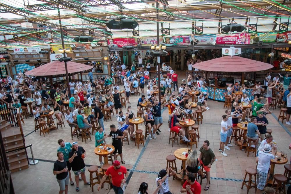 Mehr Biergarten-Atmosphäre als Rudelgucken: Fans beim EM-Spiel Deutschland gegen Frankreich am Dienstag (19.6.) in dem Kultlokal Bierkönig.