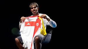 Lamine Yamal posa con la camiseta de la selecció catalana