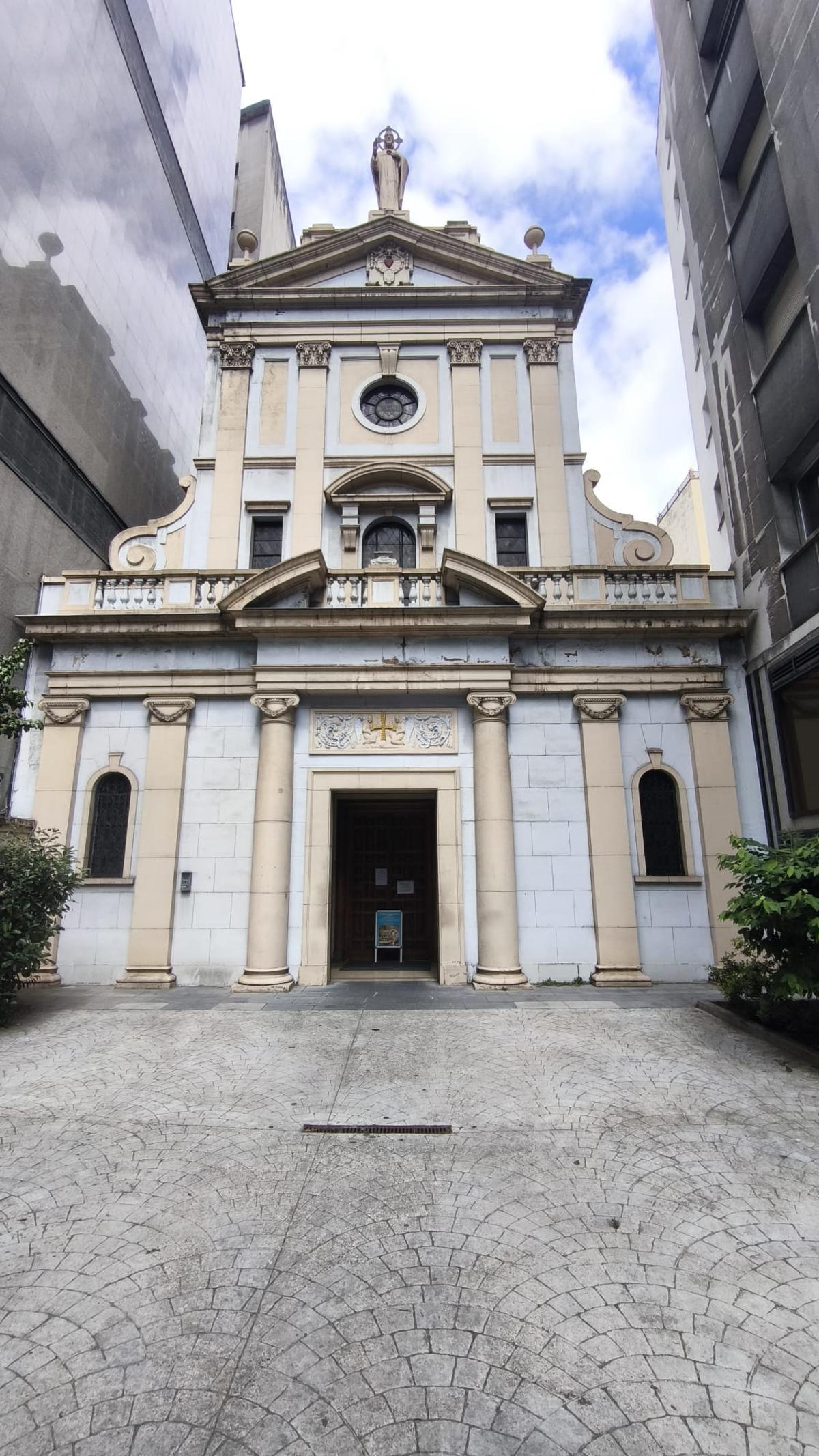 Fachada de la capilla del Sagrado Corazón, en la calle Conde Toreno.