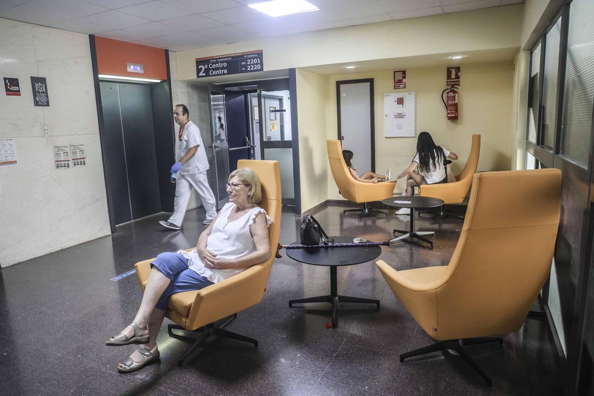 El hospital de San Juan incorpora nuevo mobiliario para "humanizar" las salas de espera