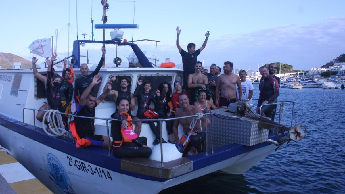 Pla mitjà d&#039;alguns dels nedadors en el moment de sortir cap a la platja de la Farella de Llançà punt de sortida dels nedadors aquest diumenge 10 d&#039;octubre de 2021. (Horitzontal)