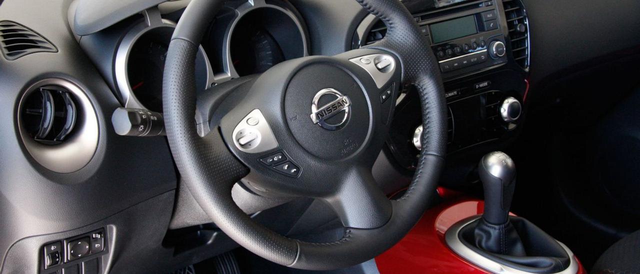 Interior de un vehículo de la marca Nissan.