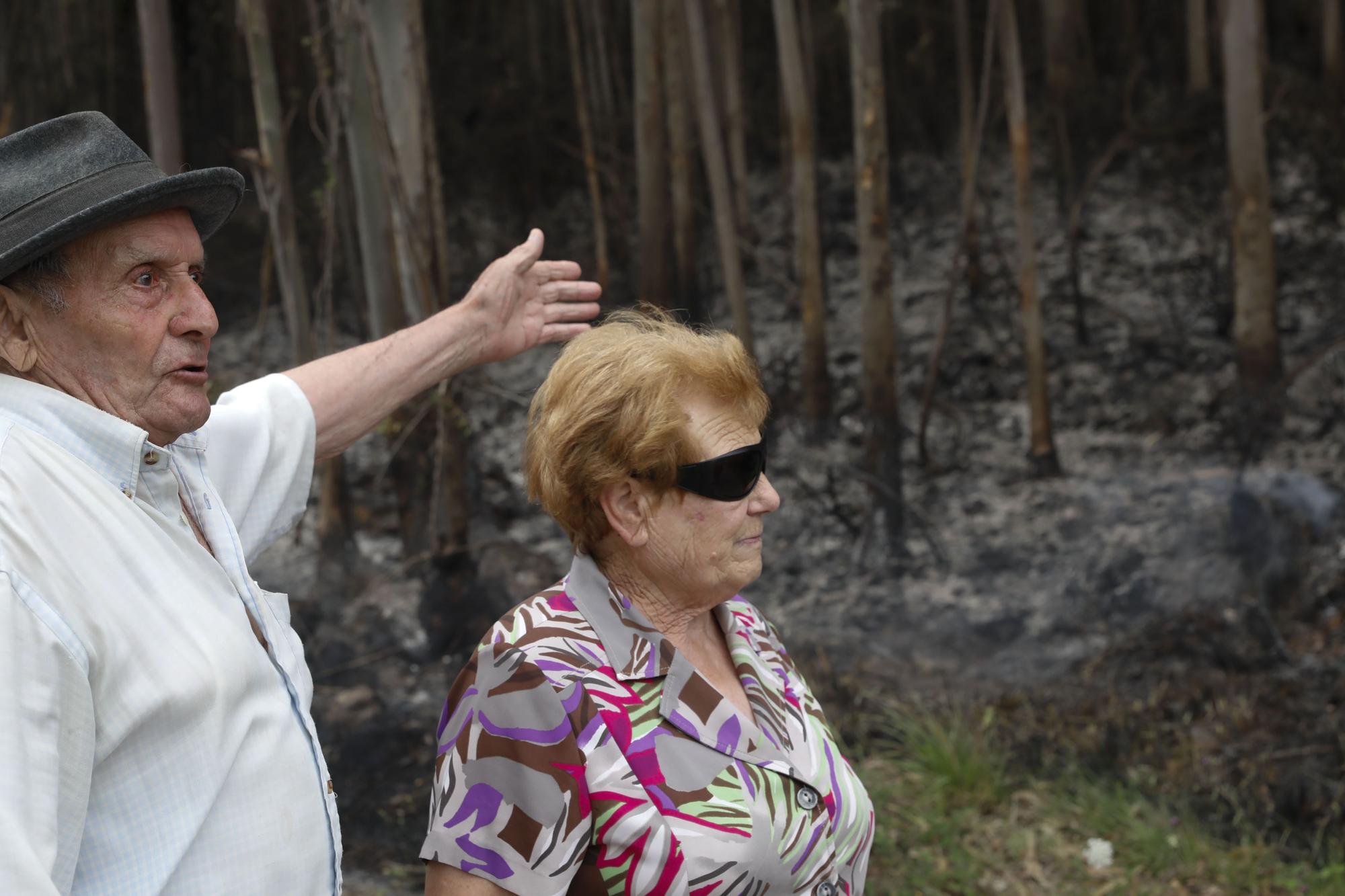 En imágenes: Los vecinos de San Andrés de los Tacones, en vela por el incendio