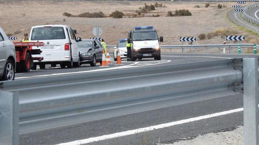 Un herido en una colisión frontal de dos vehículos en la salida de Pasito Blanco