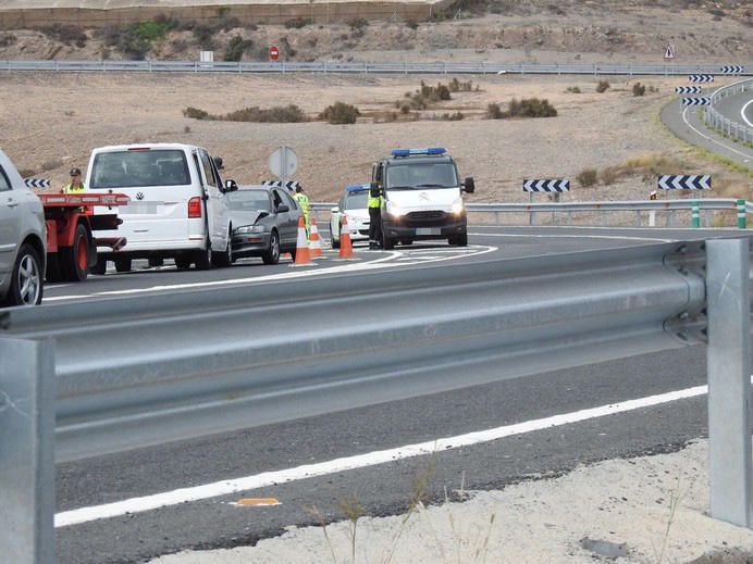 Un herido en una colisión frontal de dos vehículos en la salida de Pasito Blanco